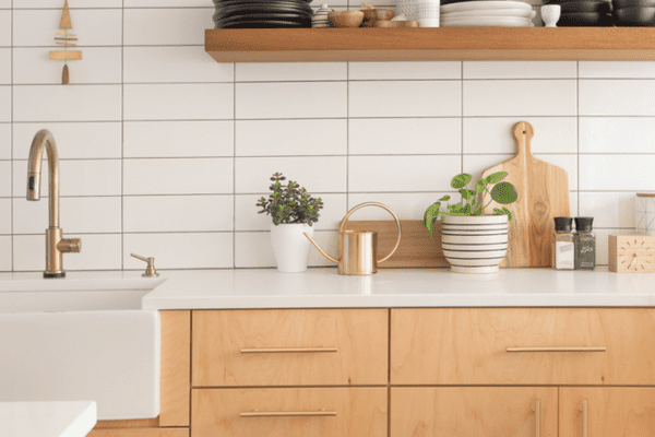 带浅色木橱柜和货架的厨房