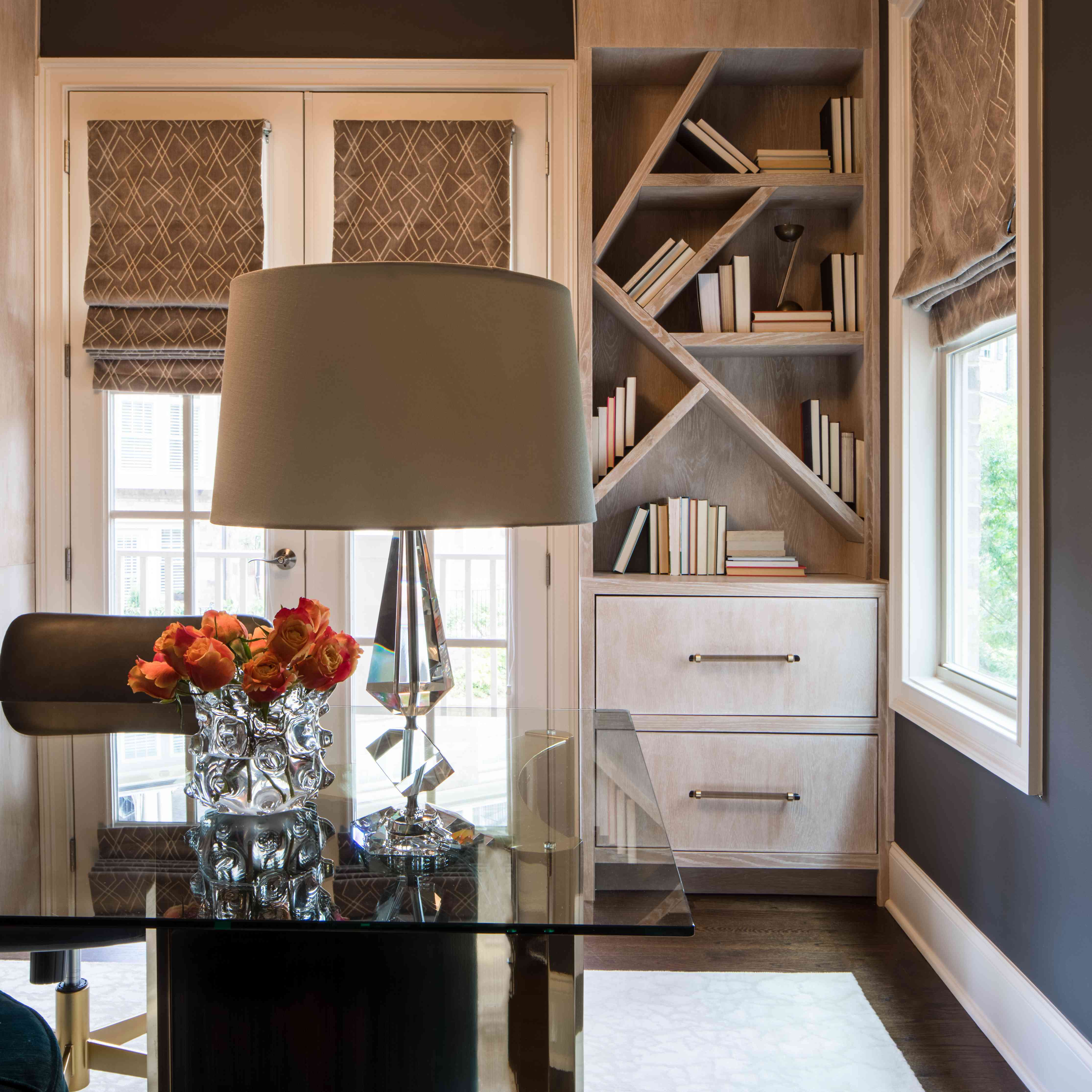 桌上有一盏水晶灯。