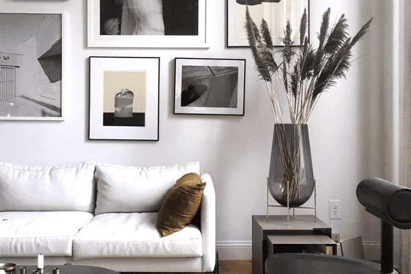 黑白画廊墙。