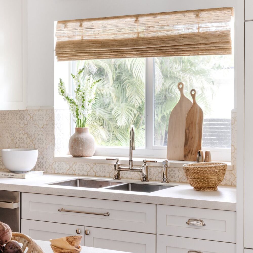 白色的厨房，精致的粉色印花后挡板