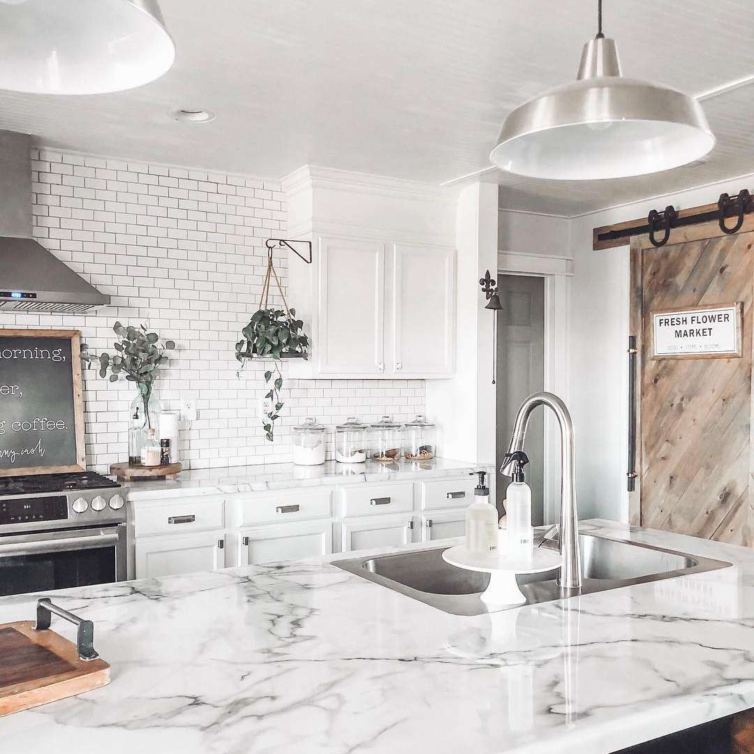 厨房配有大理石层压板台面