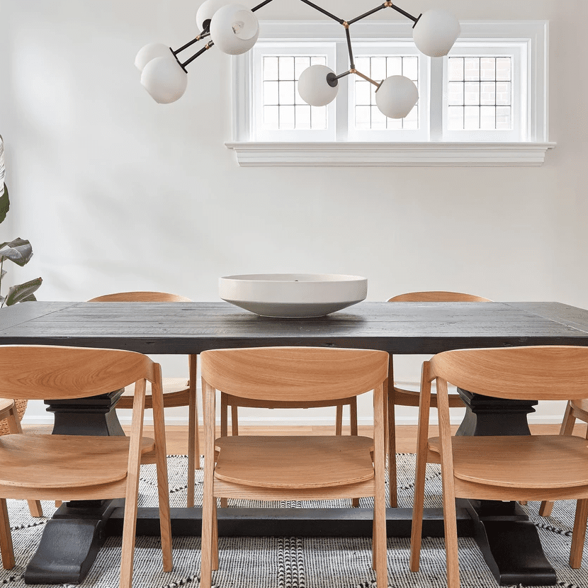 黑色餐厅桌子上面有一个醒目的白色陶瓷碗