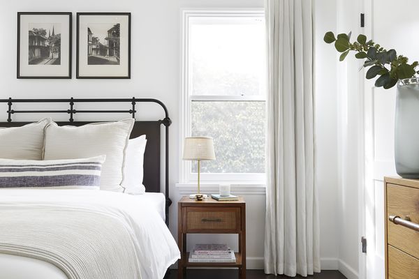 卧室有别致的窗帘。