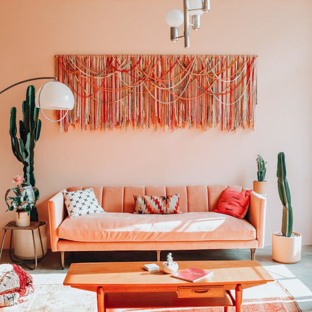 明亮的橙色和粉红色的客厅