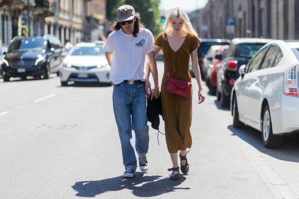 一对低着头走路的夫妇，看上去很忧郁