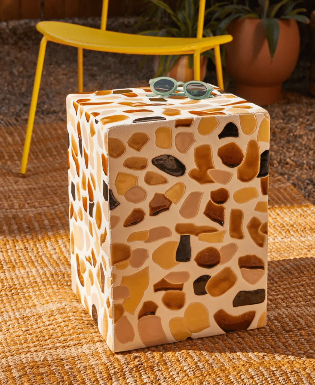 水磨石边桌，目前在Urban Outfitters出售