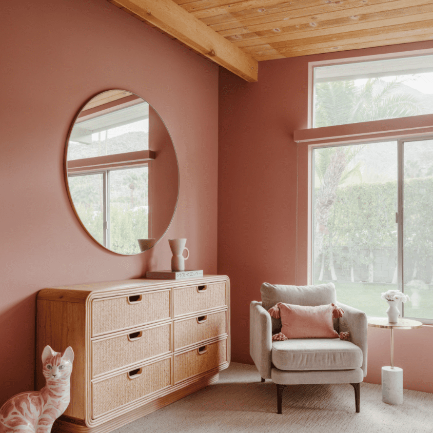 一个腮红粉红色卧室，带薰衣草口音家具