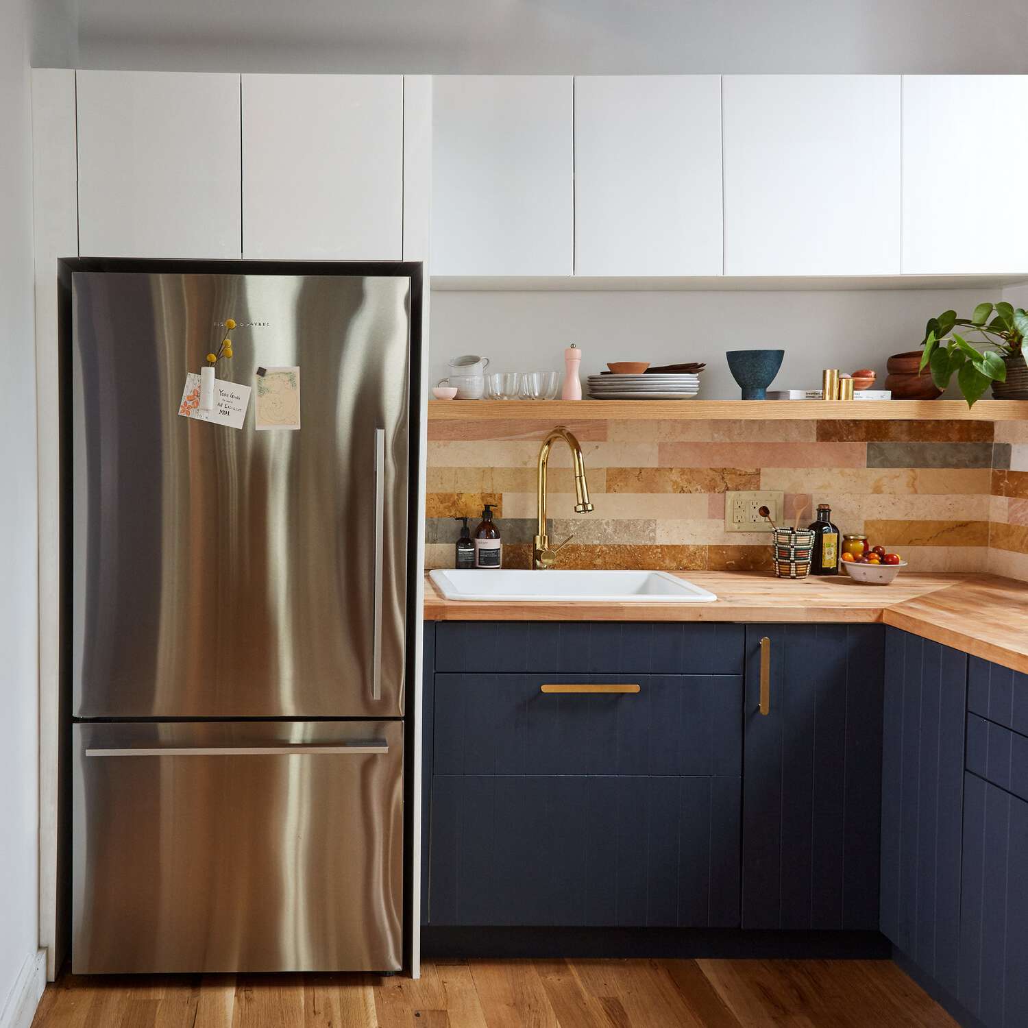 一个带有宜家柜的小厨房