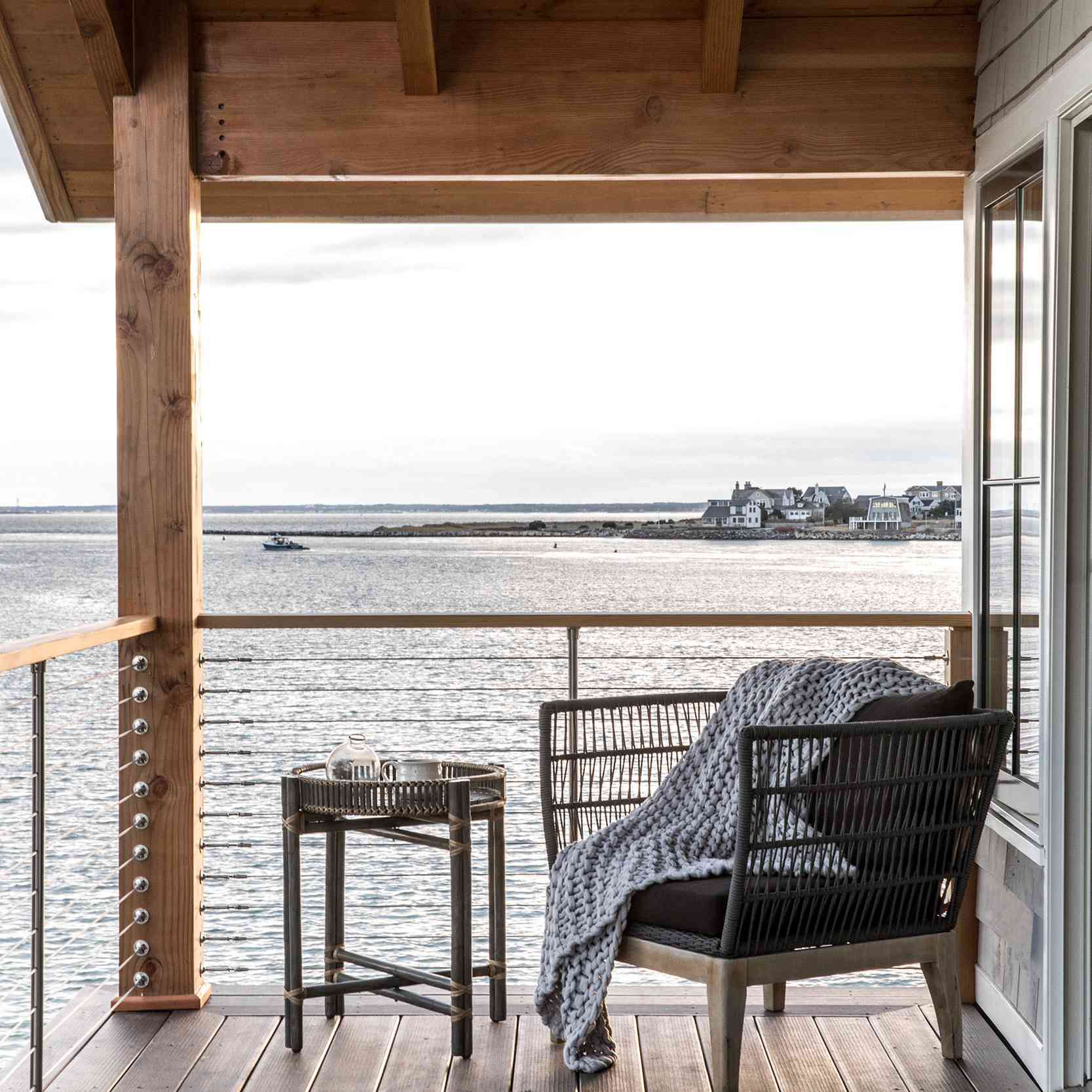 享有椅子，毯子和小侧桌椅装饰的阳台