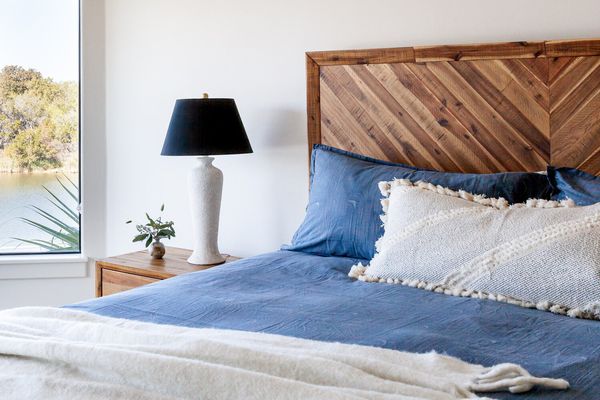 在木床框架的蓝色亚麻布床。