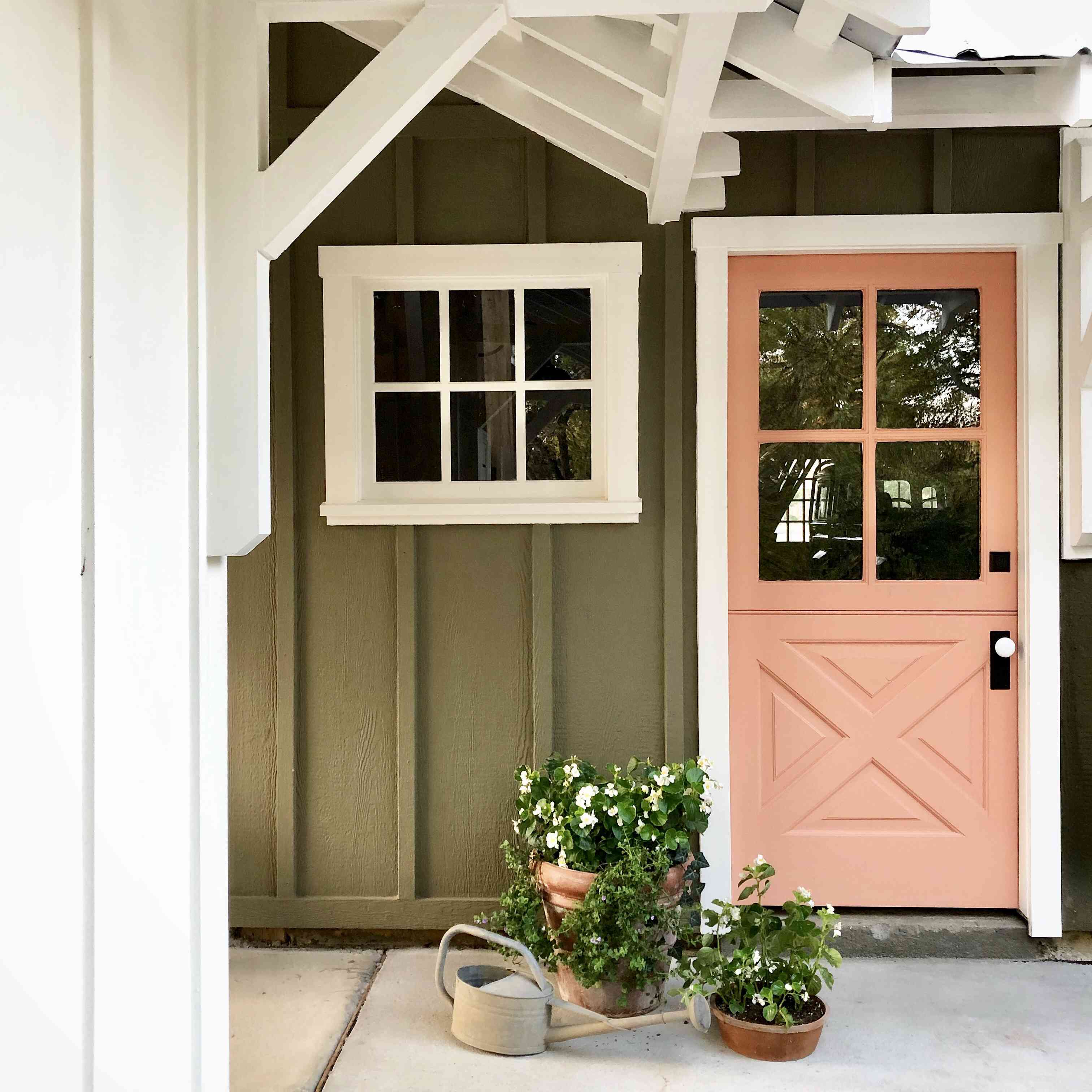 绿色的房子，粉红色的荷兰门