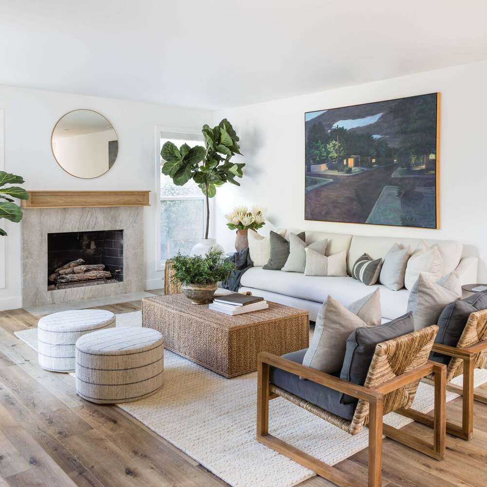 客厅里有一座浅灰色的大理石壁炉