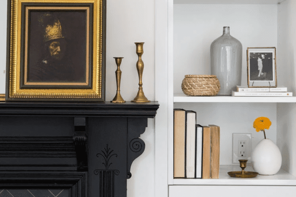 在架子和黑色壁炉披风上的装饰