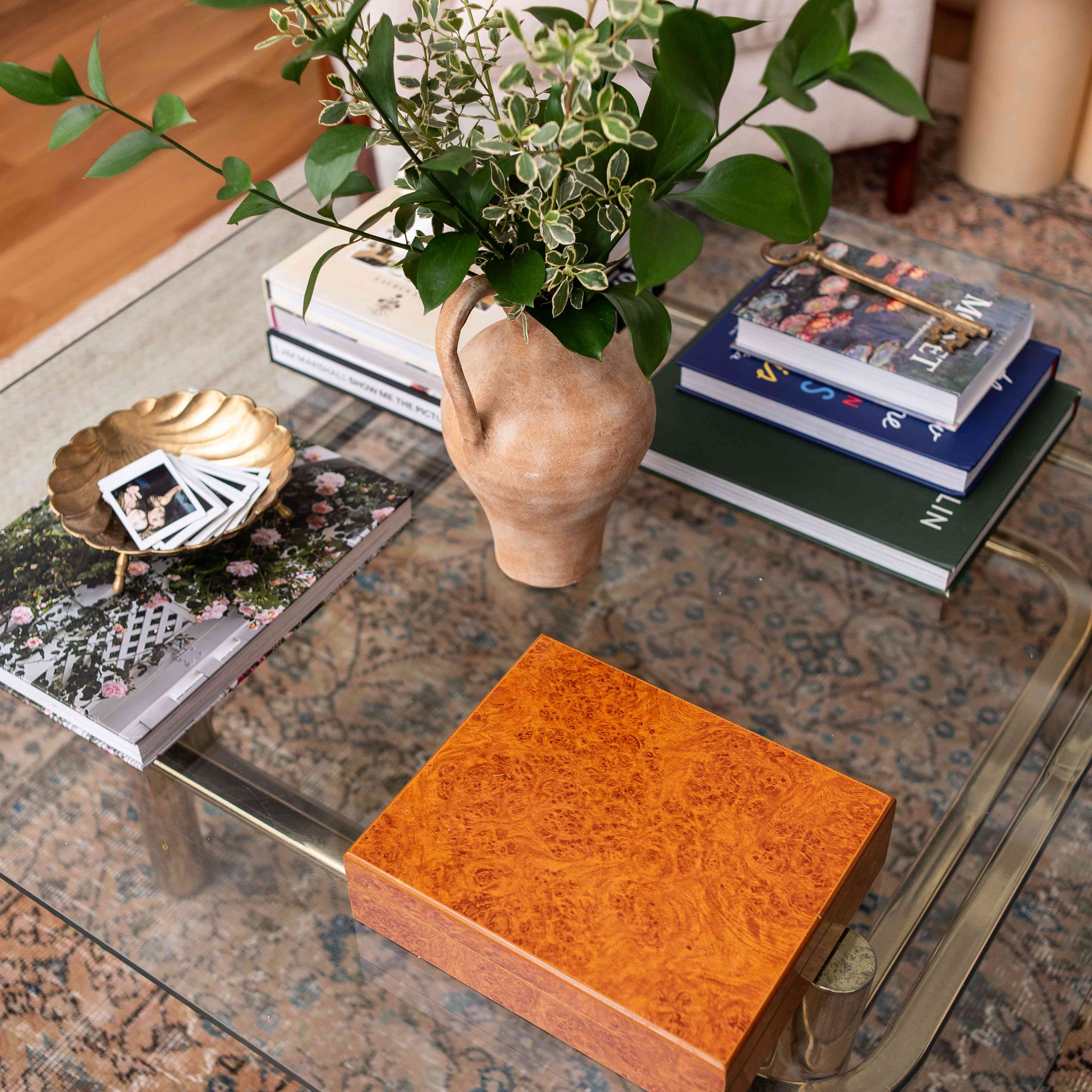 咖啡桌上有一束绿色植物。