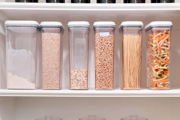 用储物箱有组织的食品室。