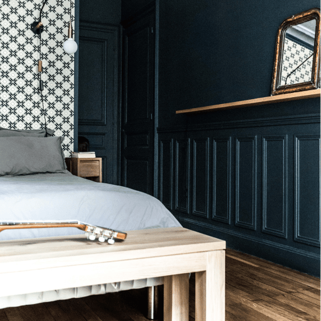 最好的卧室想法-卧室有绿色的墙壁和镜子