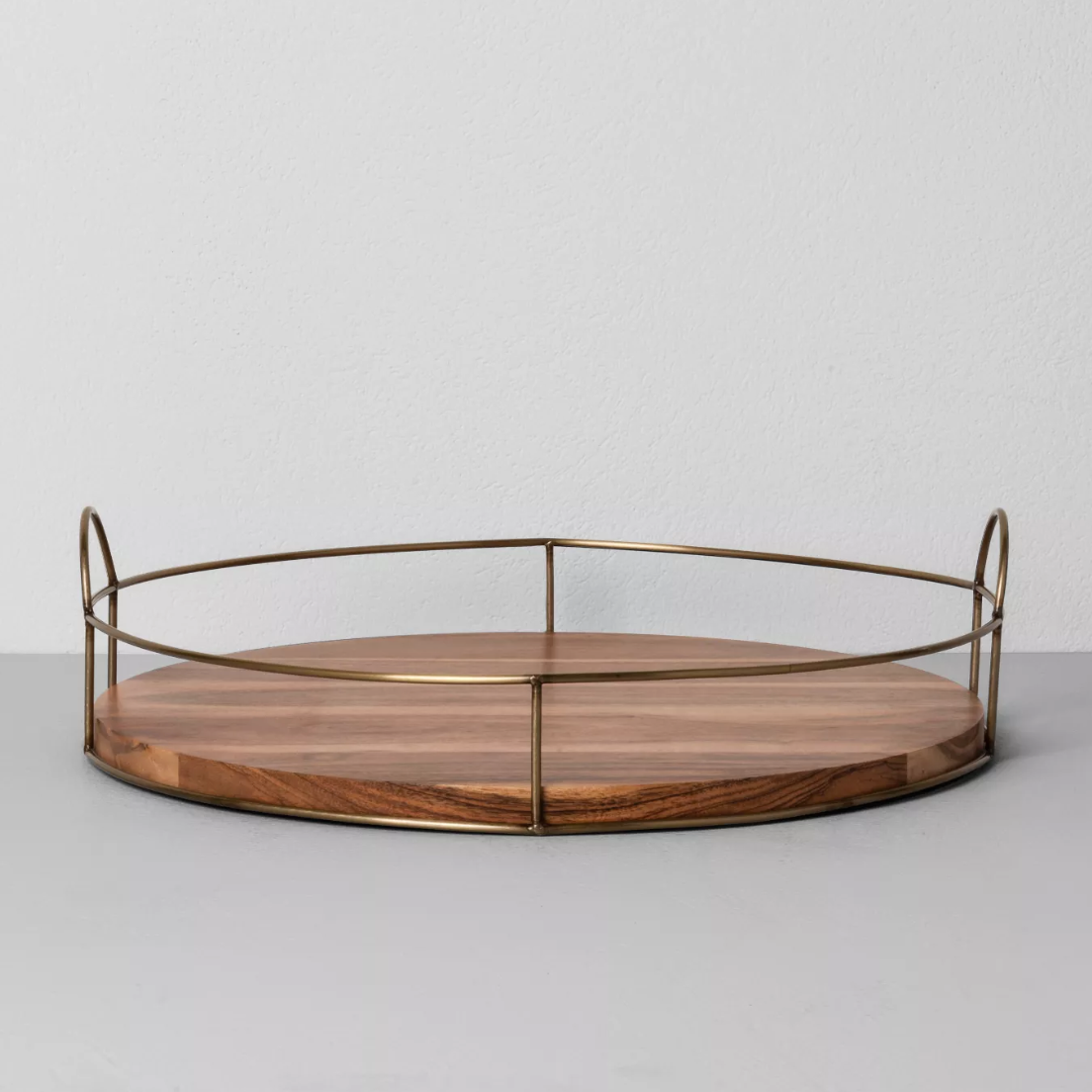 圆木和铁丝托盘灶台和木兰花”class=