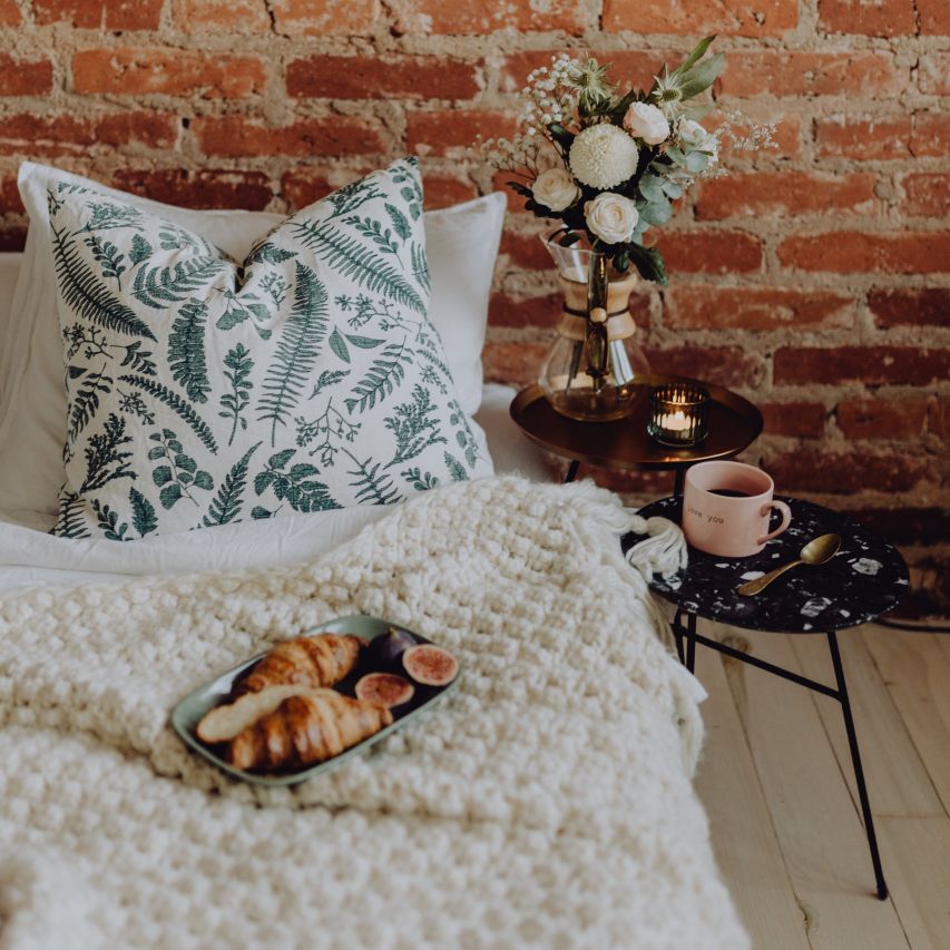 女性卧室，裸露的砖墙，木地板“class=