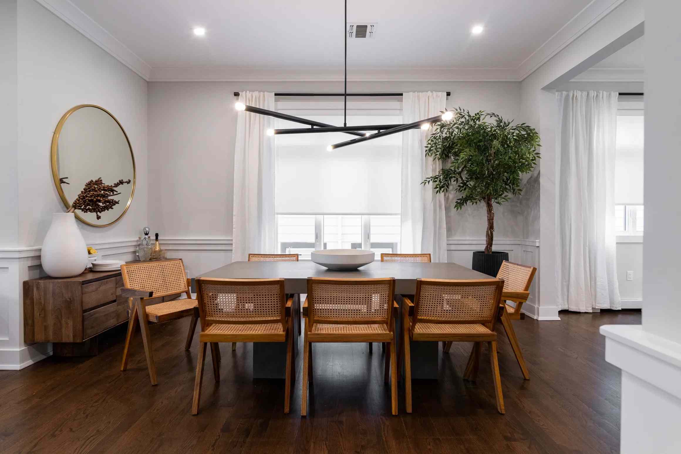 配有现代灯具的高端餐厅。