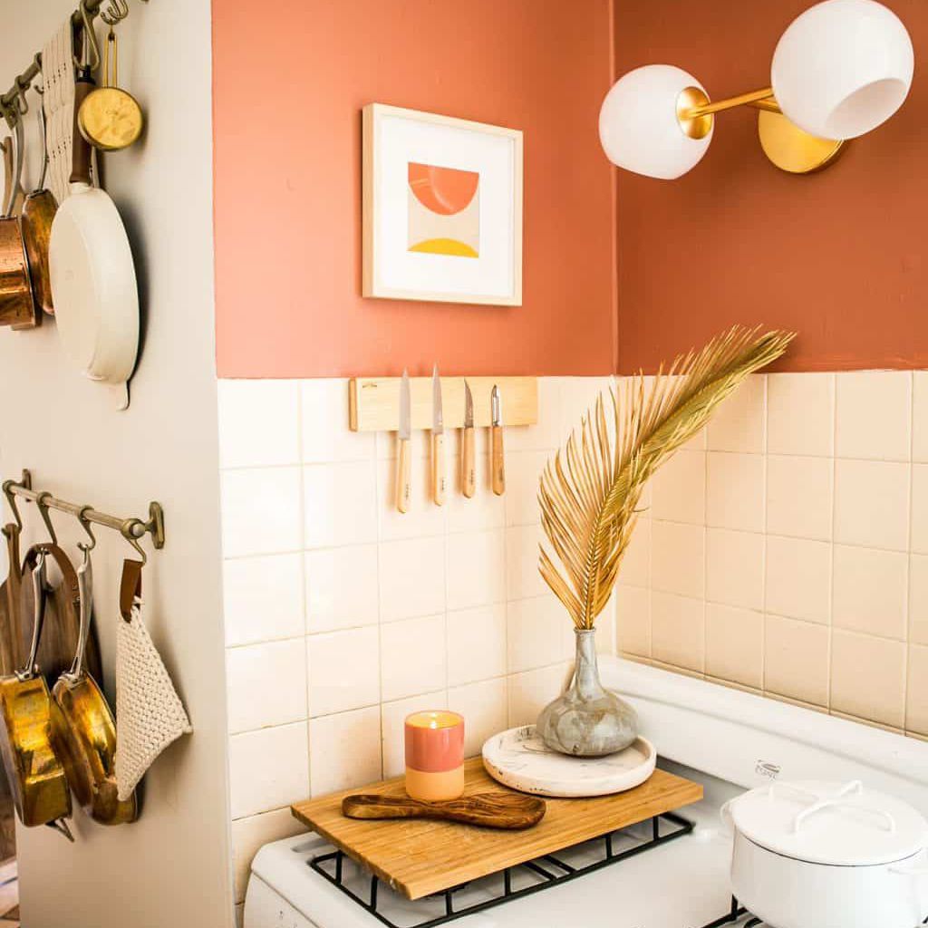 小厨房的炉子上的菜板