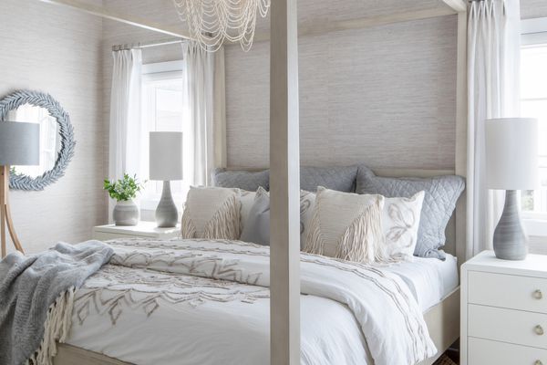 沿海风格的卧室配有大枝形吊灯。