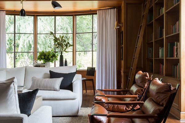 图书室有木镶板和现代装修