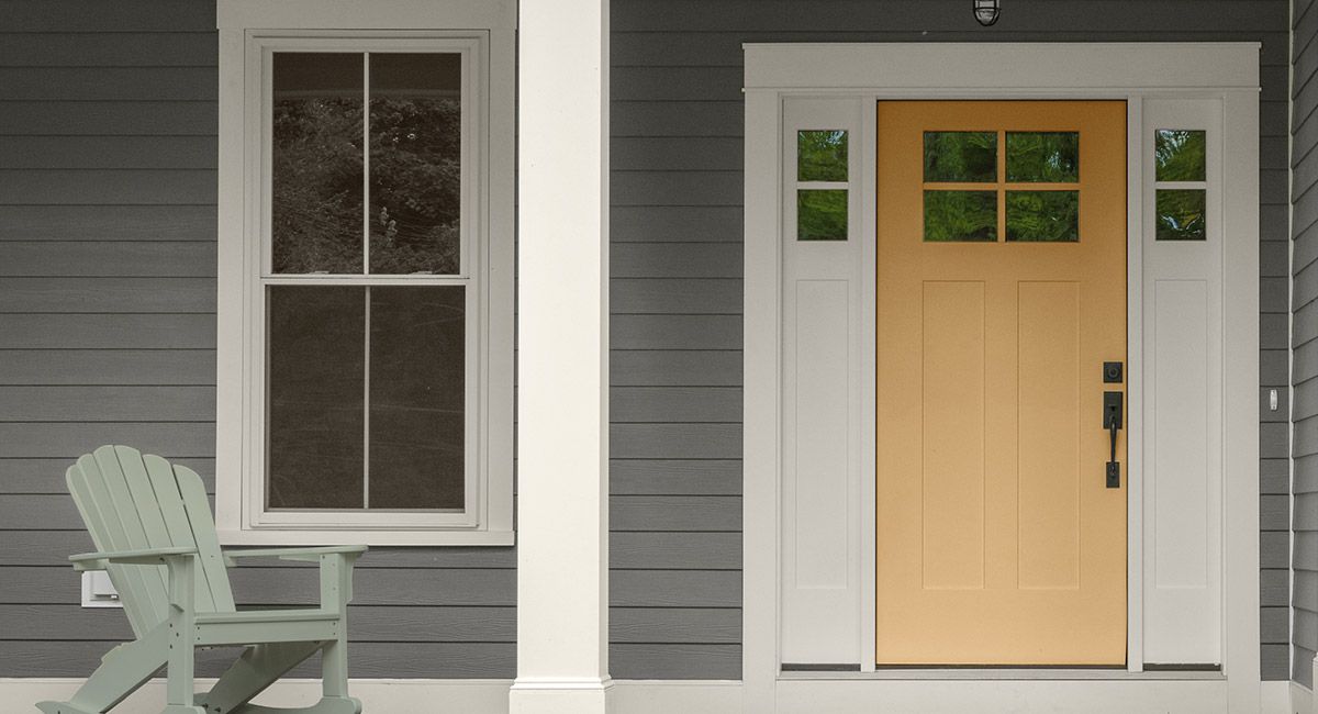 房子外部有黄色的门