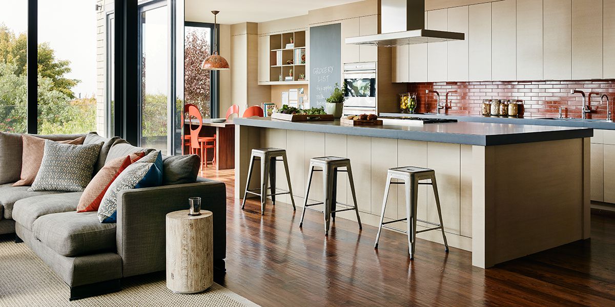 开放式厨房，红色瓷砖的后挡板。