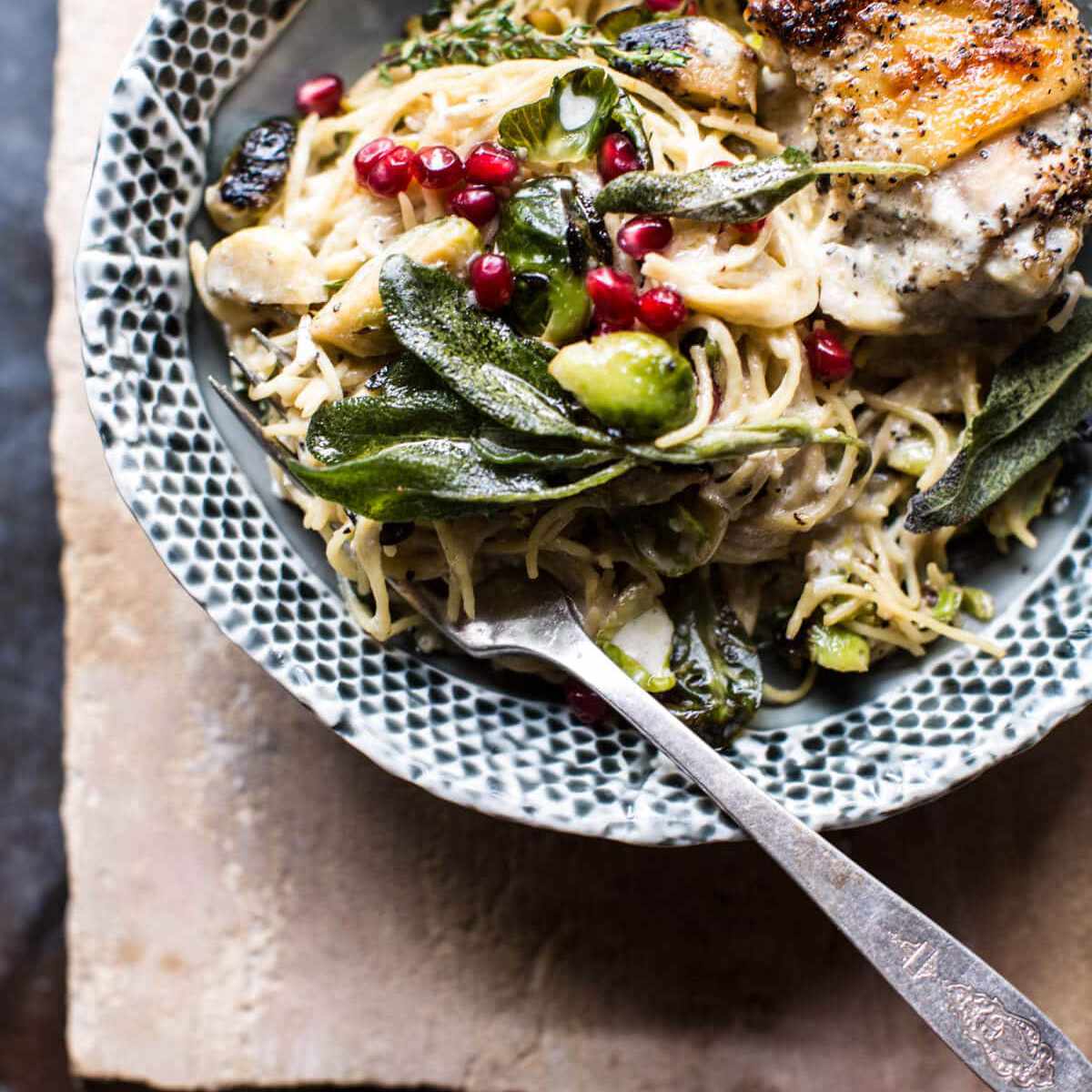 鼠尾草黄油柠檬烤鸡配球芽甘蓝意大利面