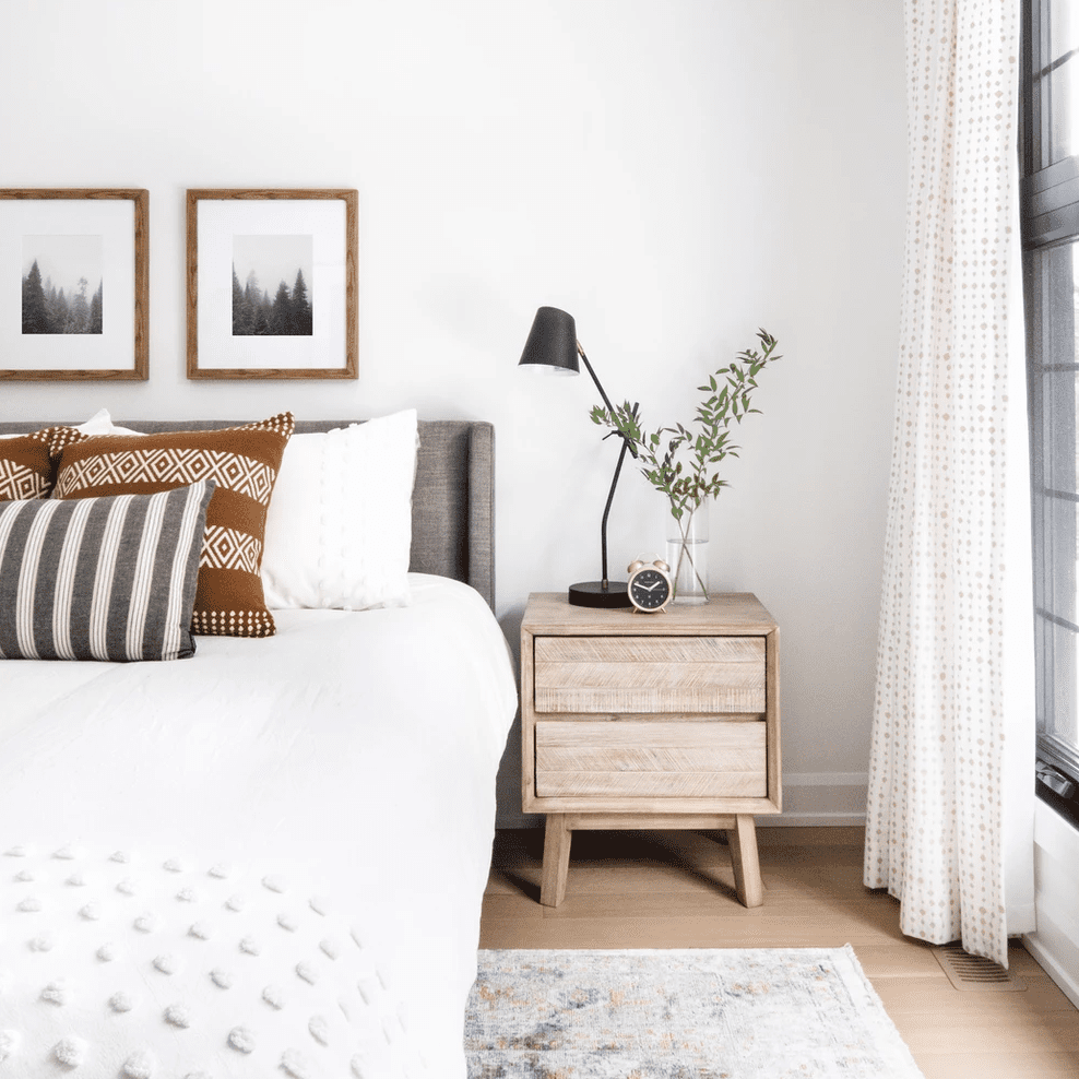 带圆点窗帘的卧室和类似的床罩