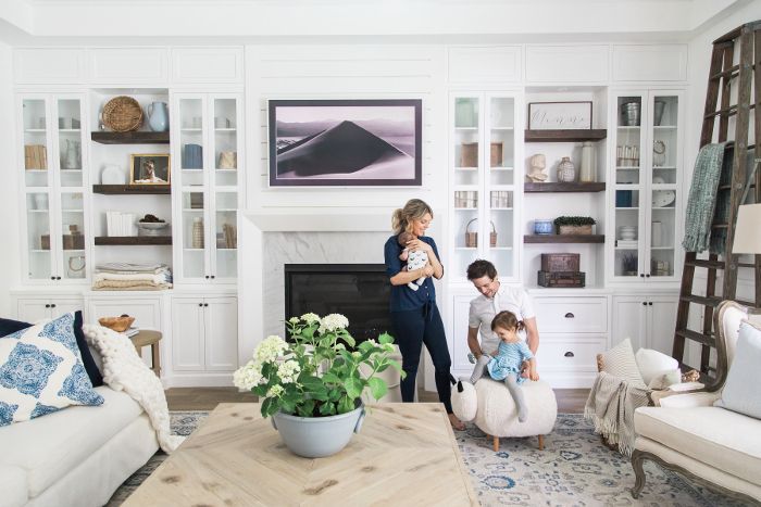 该曼诺家庭的客厅设有白色沙发