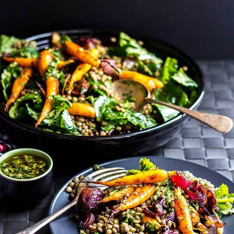 小扁豆沙拉配烤胡萝卜和红洋葱