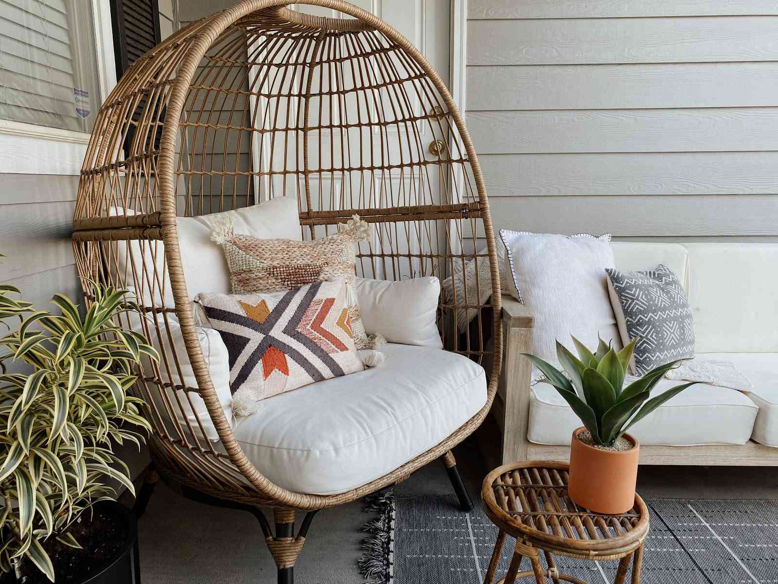 与舒适的椅子室外空间