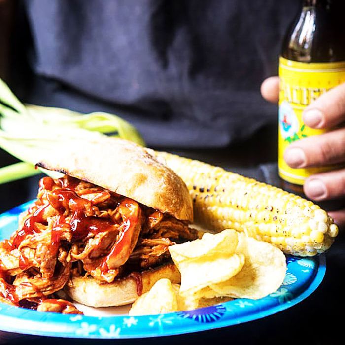 在拉猪肉三明治烧烤酱