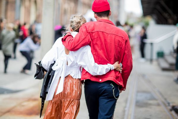 两个人绕着对方的武器一起走