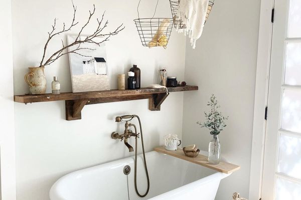 有大浴缸的农舍浴室。