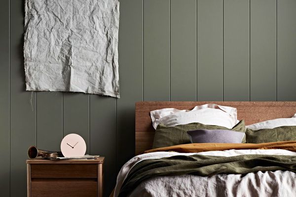 Moody绿色卧室配有midcanture家具。