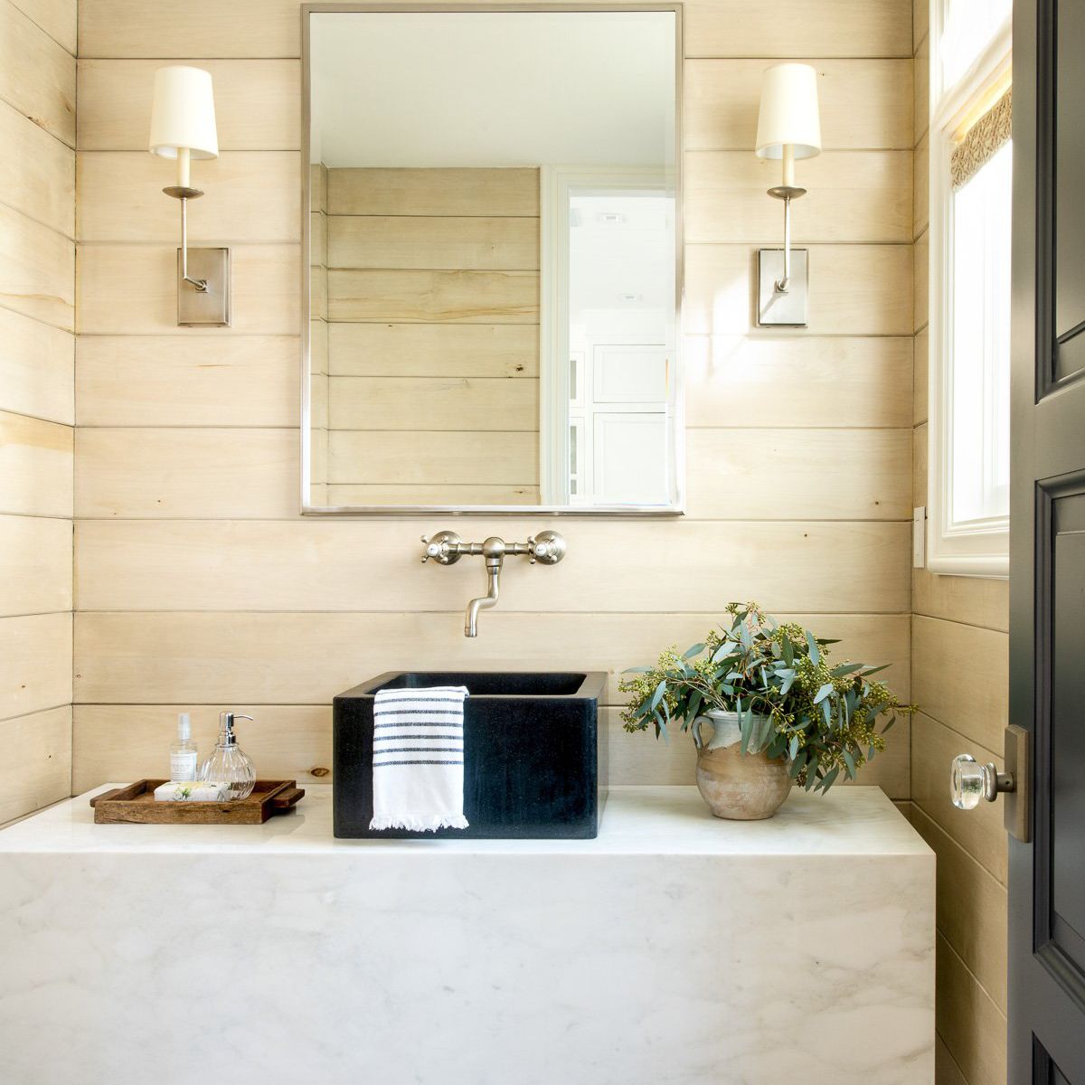 墙壁上镶着木镶板的浴室