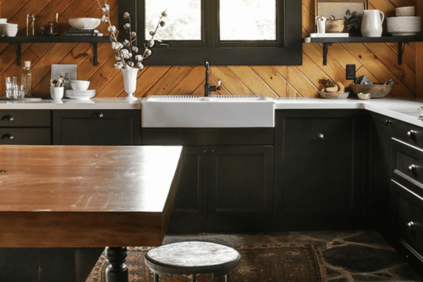 有古色古香的感觉的木厨房。