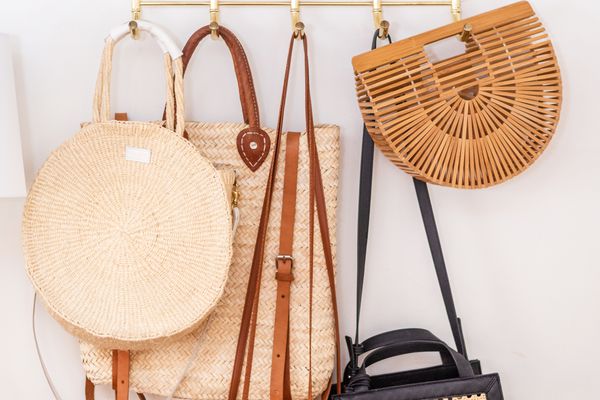 从竹架悬挂的编织袋。