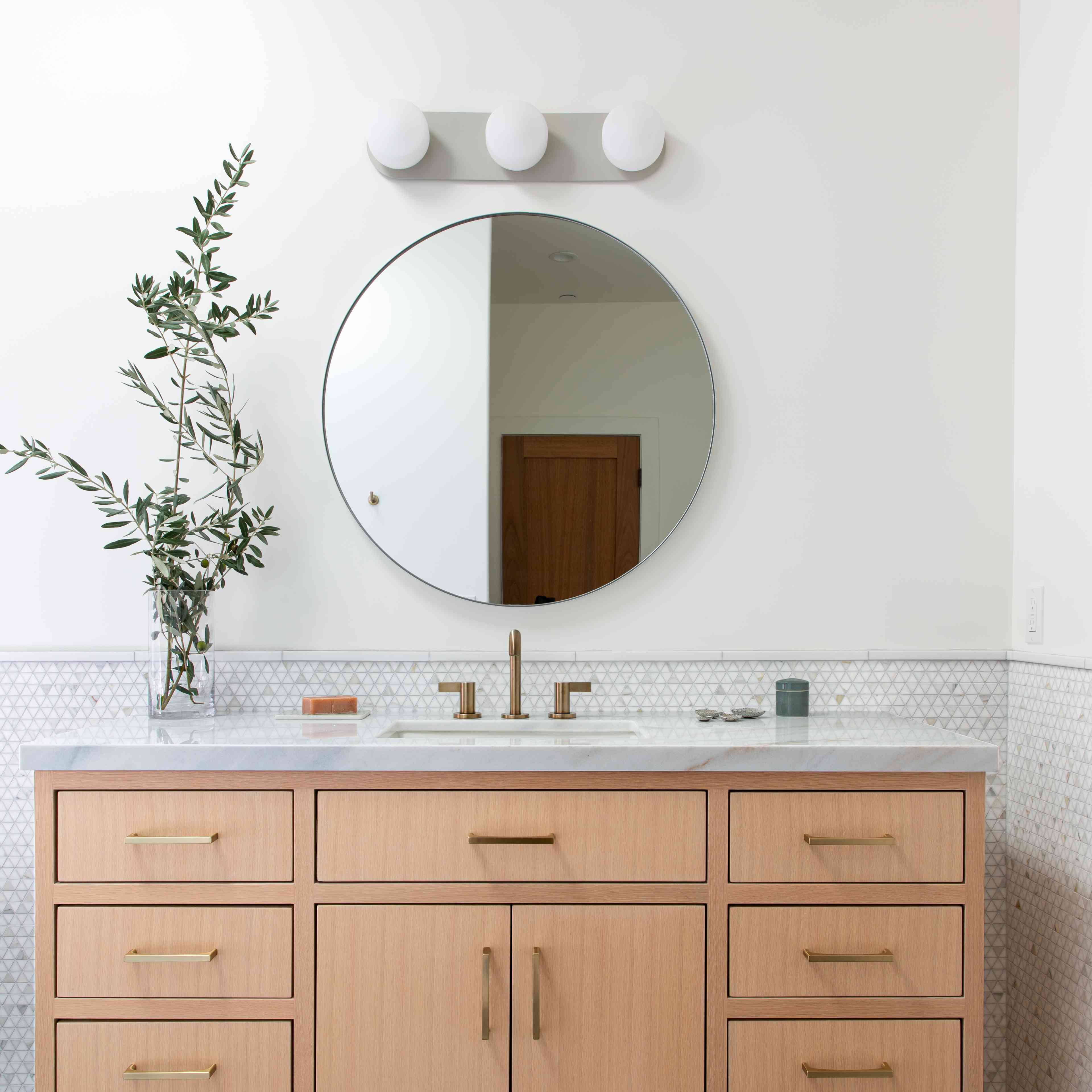 中性浴室虚荣与植物分支。