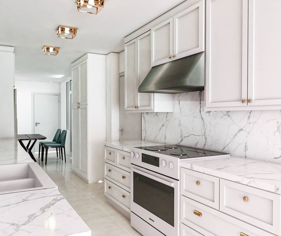 白色厨房与大理石后挡板