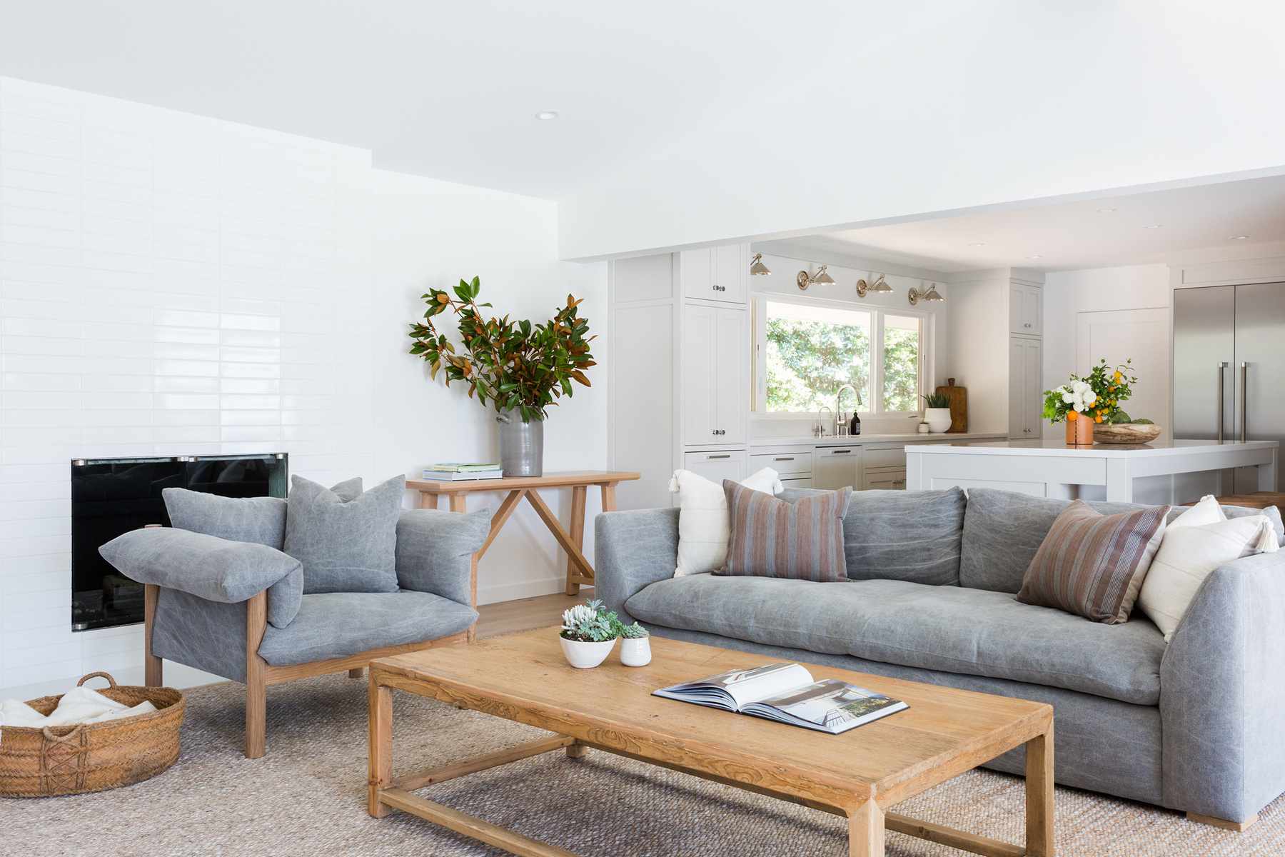 有光滑的白色瓦片的白色客厅。