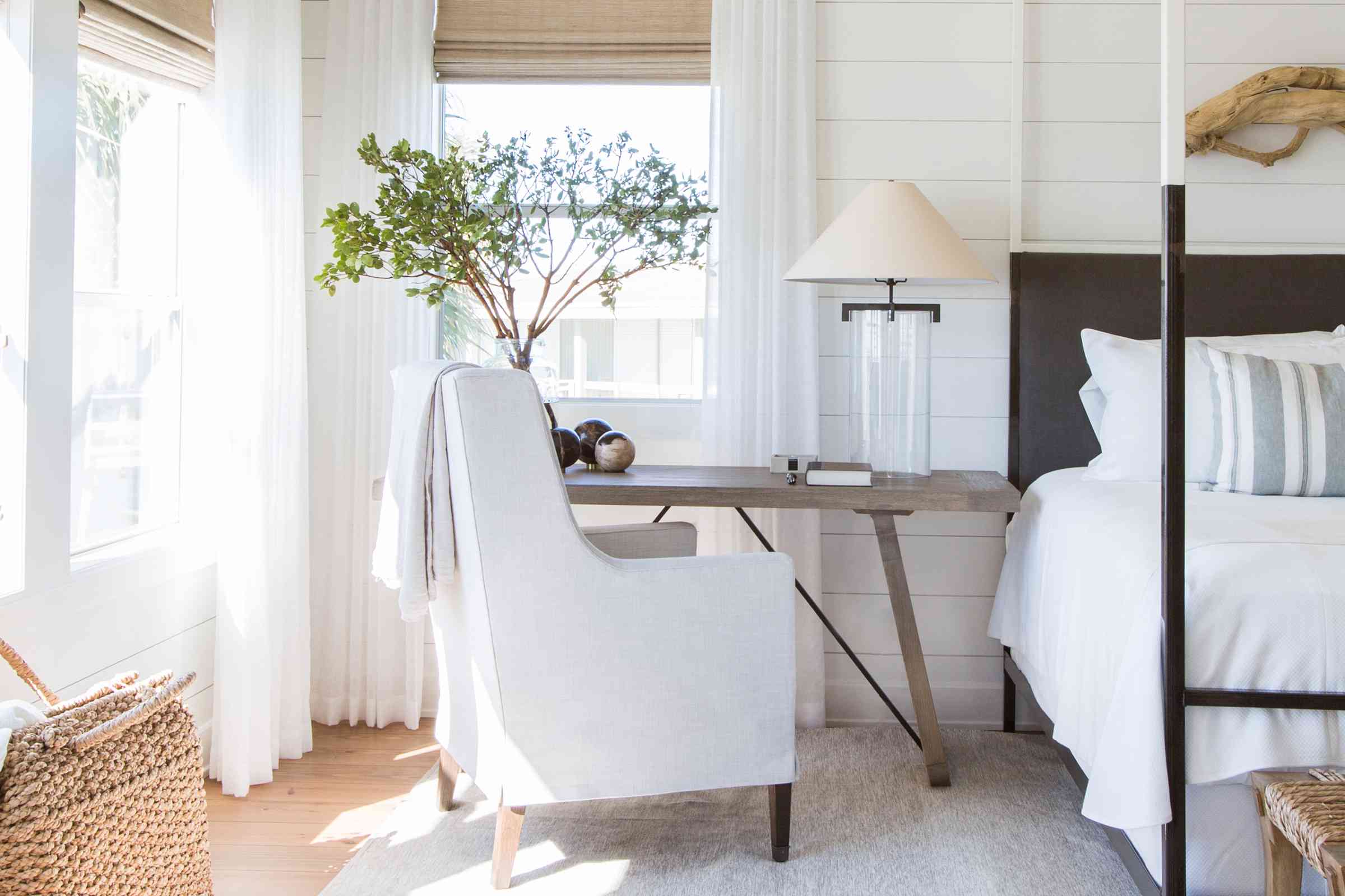 首先要买的五件东西在家庭办公室-任务照明