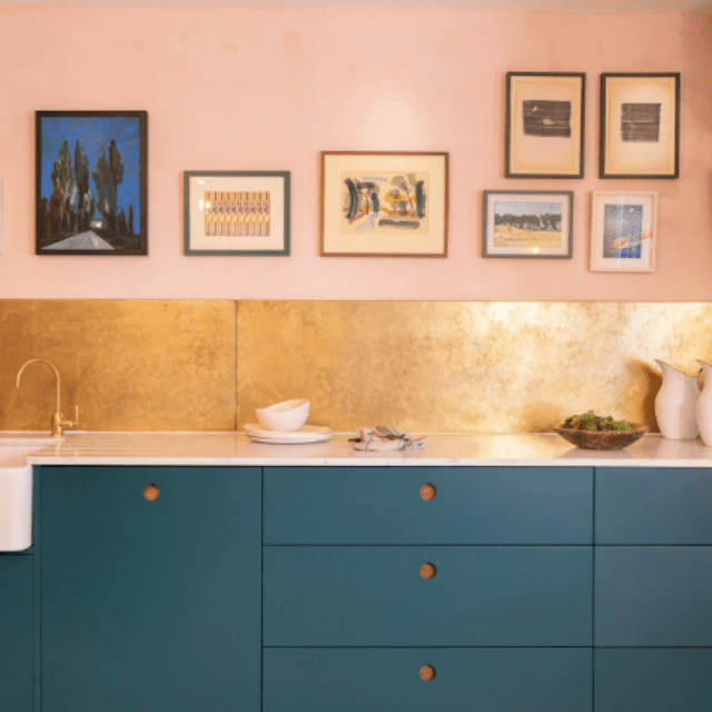 粉红色，黄铜和蓝绿色的厨房