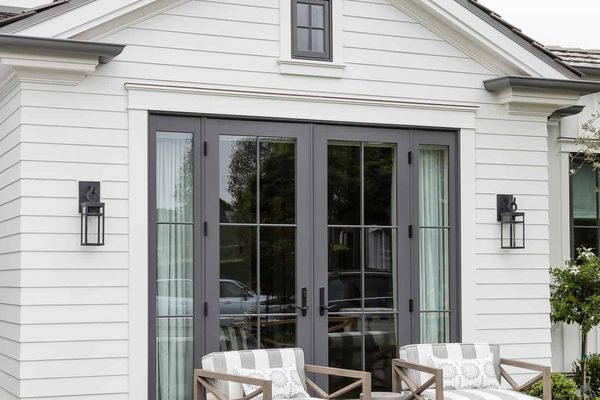 外部家用覆盖的植物行。