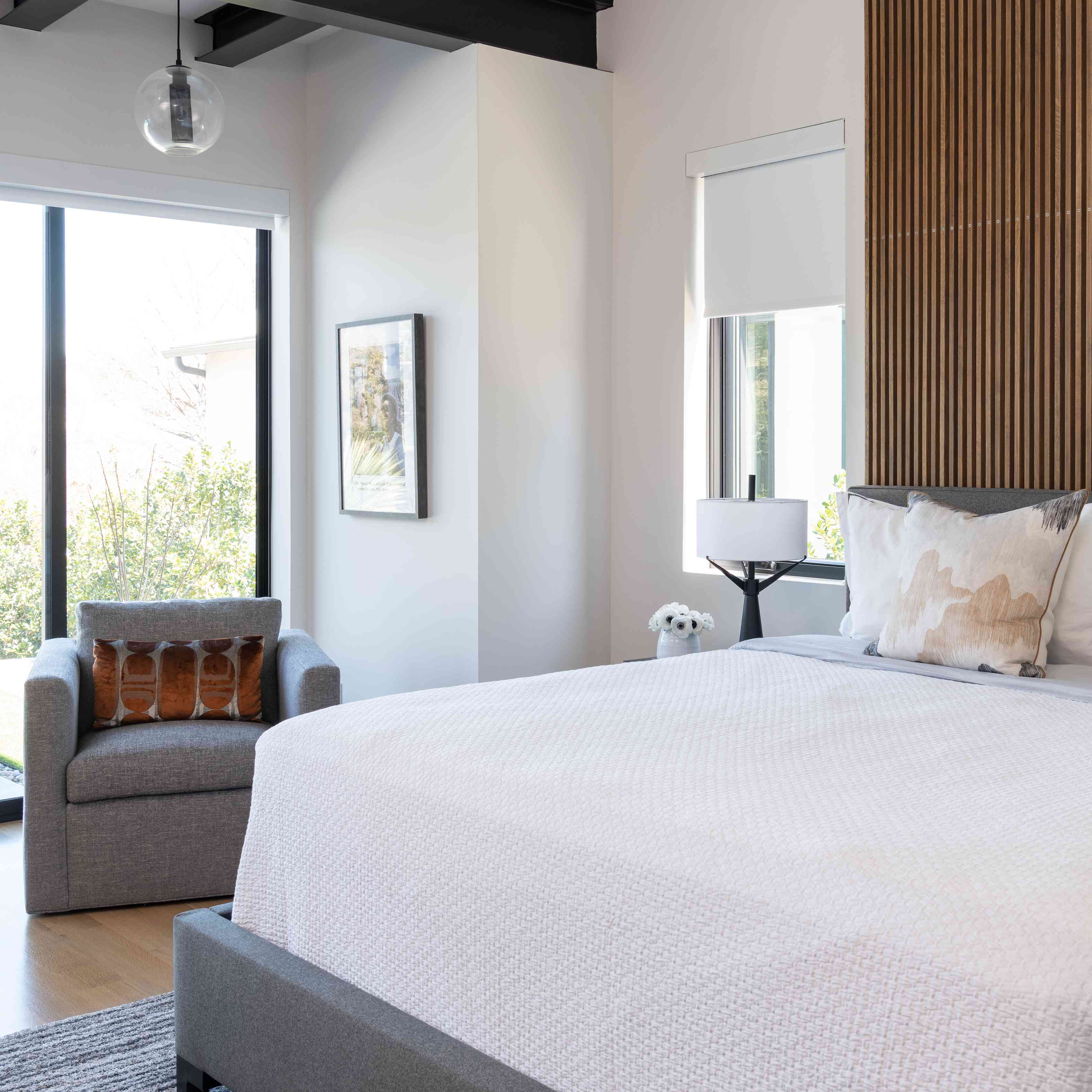 木质和灰色的单身汉卧室