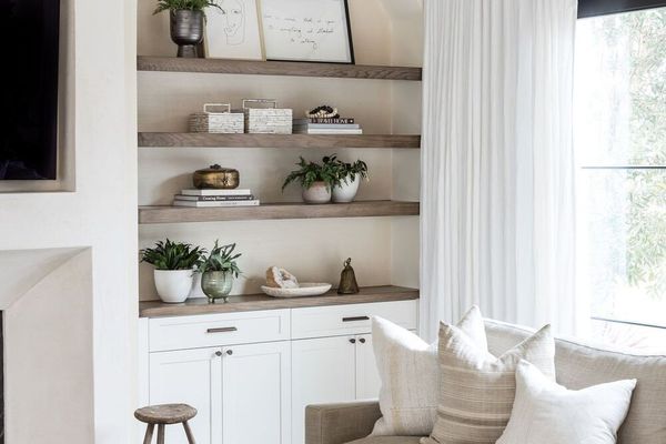 中性的客厅，内置的架子和装饰。