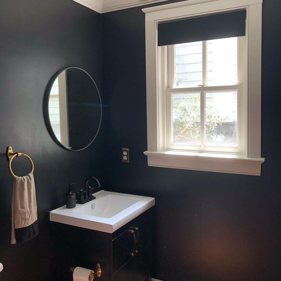 带小梳妆台的黑色浴室