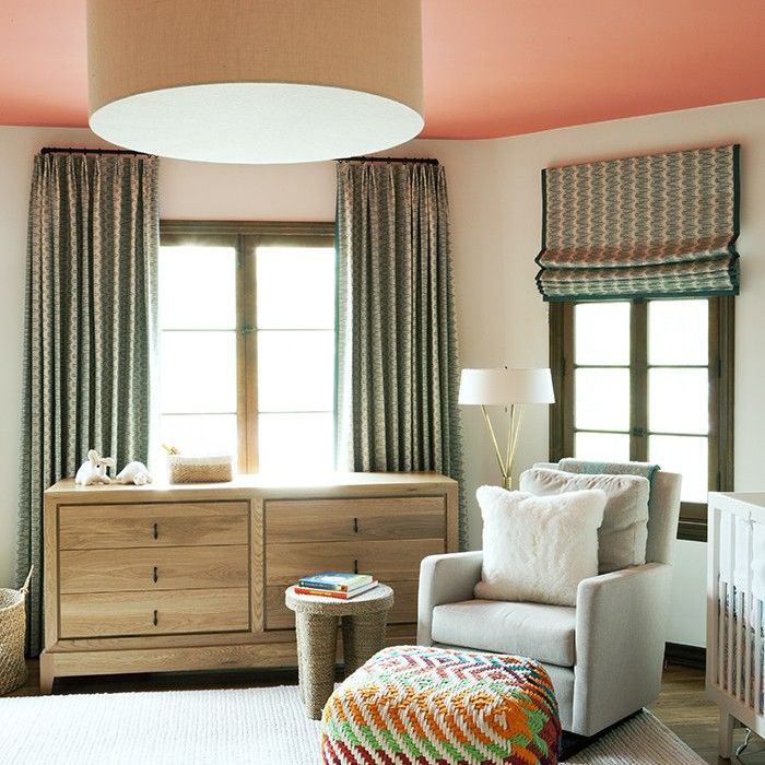 一间育儿室，天花板漆成鲜橙色